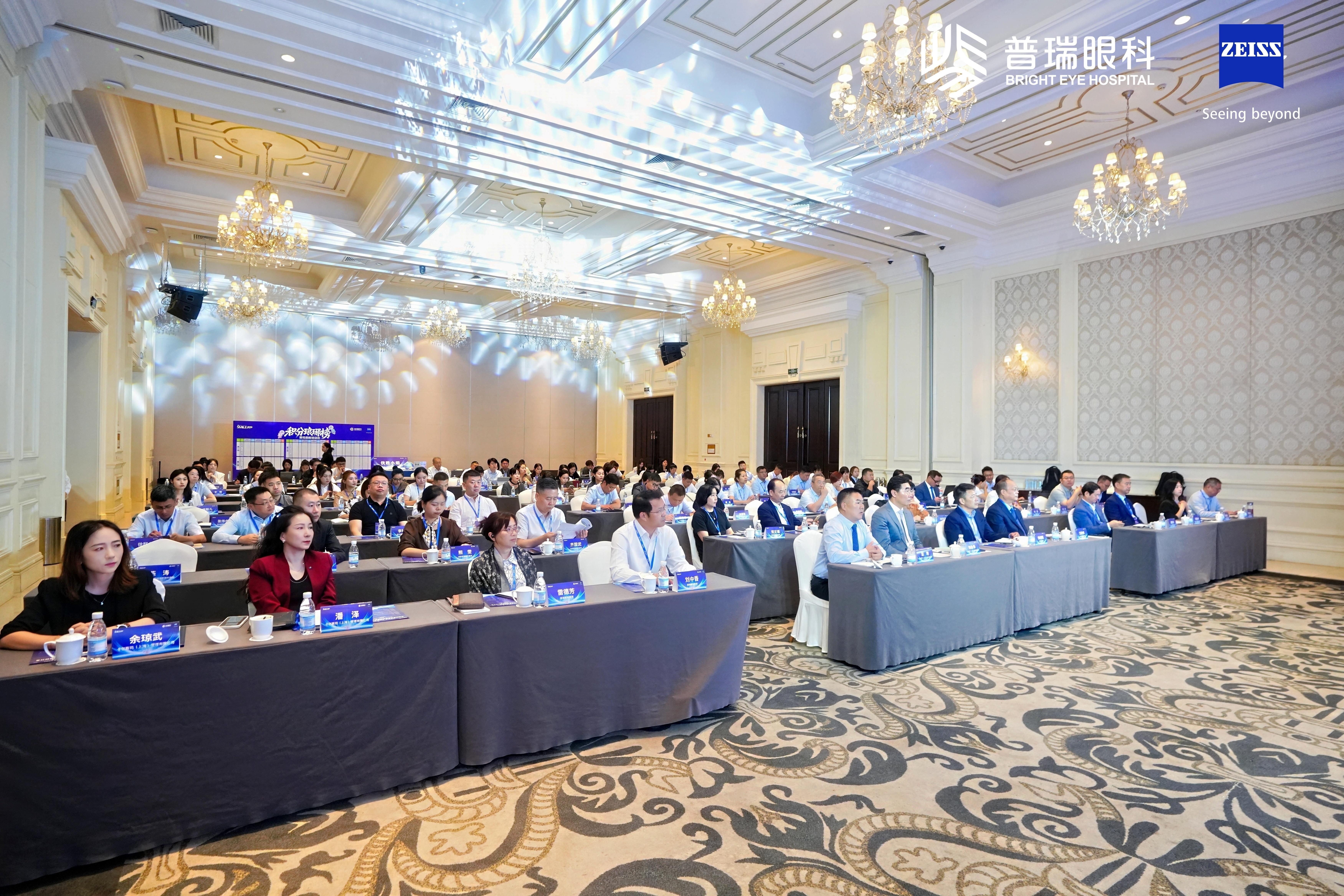 重庆普瑞彭艳丽院长获全飞秒SMILEpro“手术质量先锋奖”及“突破奖”